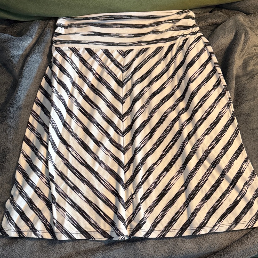 Faded Glory Black and White Chevron A-Line Skirt